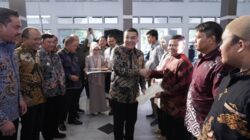 Serahkan Sertipikat ke UMKM di Garut, Wamen Ossy Harap Masyarakat Dapat Kembangkan Usaha dan Tingkatkan Taraf Ekonomi